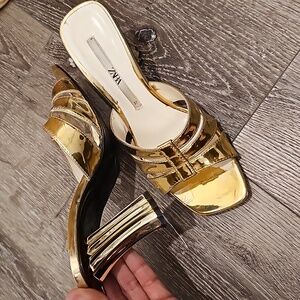 Beautiful metallic gold scallopped heels Dressy sandals Zara SZ 37